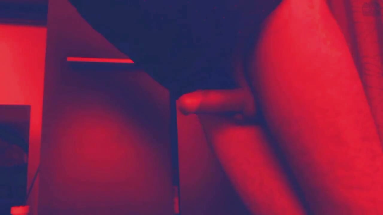Bir adam mastarbation dildosunu kullanıyor