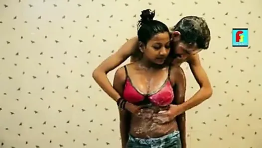 Романтика горячей индийской девушки в ванной
