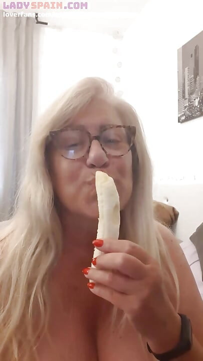 Fina Putting a Banana in Her Cunt. She Tastes It and Masturbates, so Horny!
