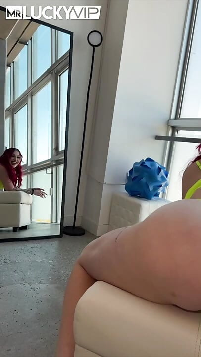 Roodharige schoonheid Arietta Adams heeft honger naar een grote lul