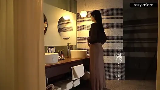Cewek super semok ini dientot habis-habisan sampai matanya merem melek