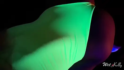 Heiße MILF in Neon body liebt es, im dunkeln zu ficken