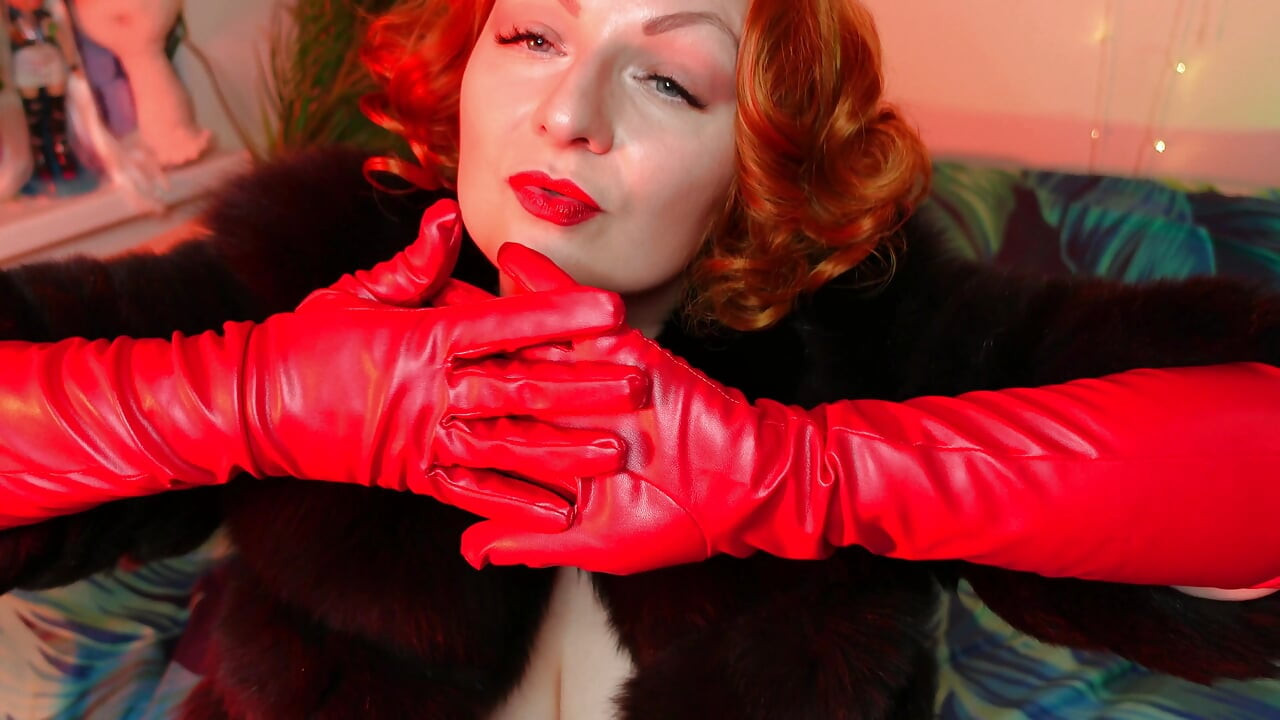 Fétiche de la fourrure et gants en cuir longs épinglent une MILF