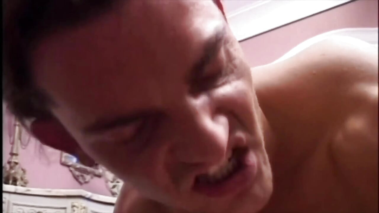 Eerst danst ze voor hen en danst ze dan wordt ze in een dubbele penetratie geneukt door haar man en zijn vriend