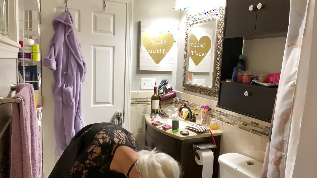 Emo Crossdresser Puts on Buttplug and Jerks off