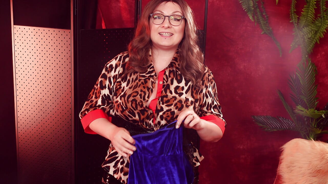 Try on Haul: Blue Velvet Dress! Curvy Fashion, MILF Next Door! Arya Grander