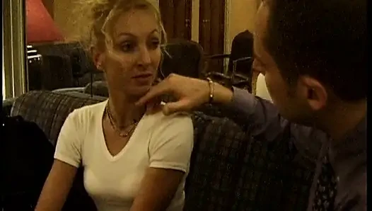 Reife blondine weit gedehnt in schlampiger analfingerorgie
