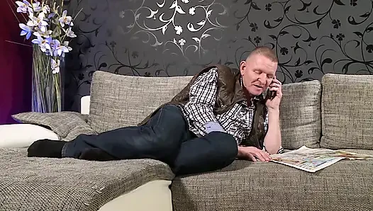 Büyük memeli sevimli esmer sikicisinden üzerlerine püskürtülüyor