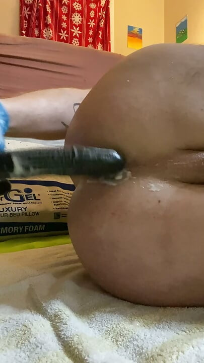 Gros plan sur l’anus juteux et béant