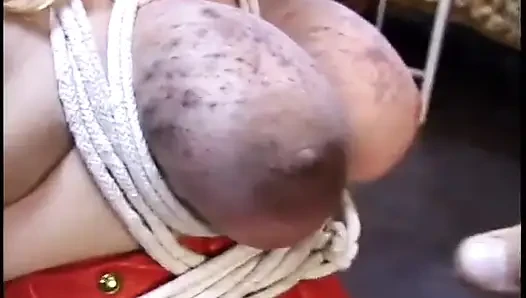Ее сиськи и руки в веревках