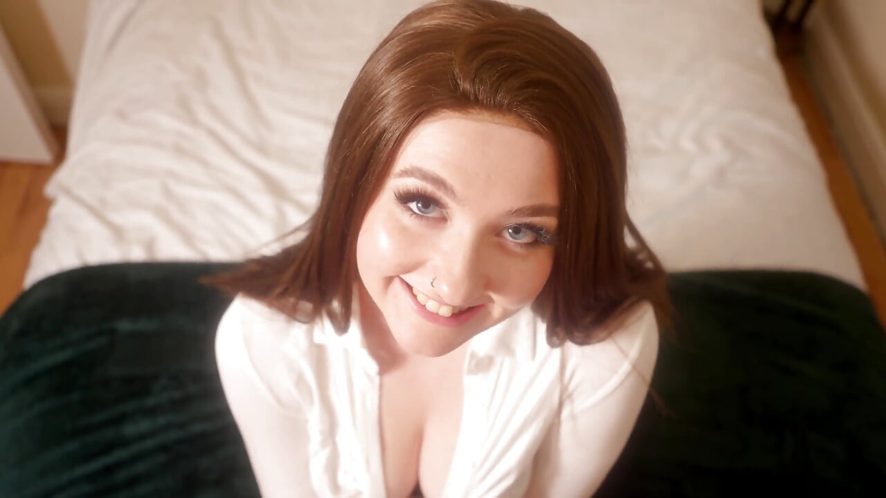 POV: Η γυναίκα στη δουλειά σε γαμάει ενώ ο φίλος της είναι έξω