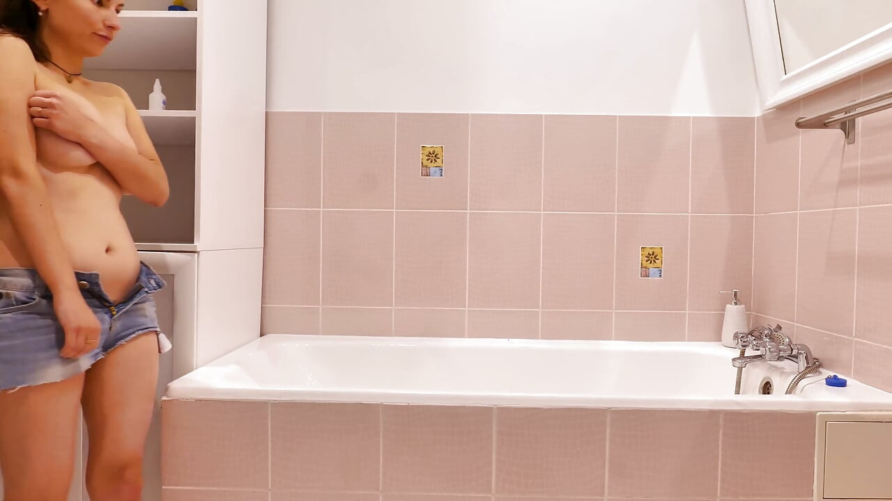 Gruba brunetka Mercedez's Shower złośliwiec Solo: Rozbieram moje dżinsy i bawię się z moją wielką owłosioną cipką!