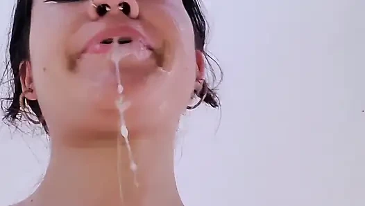 Писсинг мне в рот! Я был настолько возбужден, что сделал ему минет - часть 1