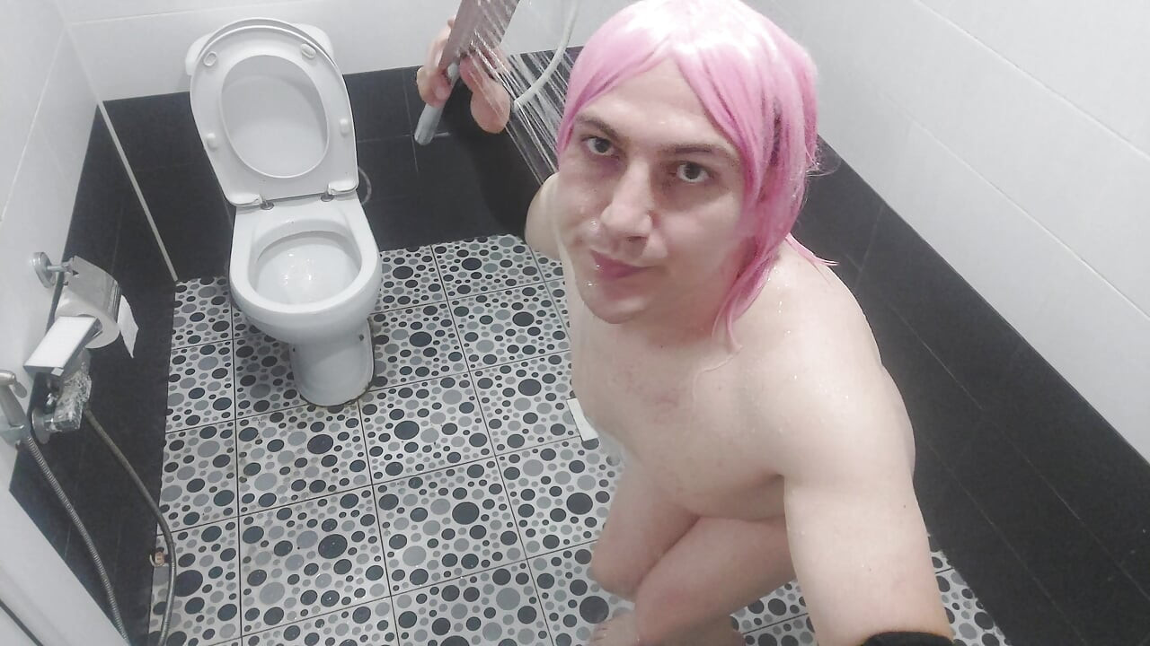 Ass Shemale White Yummy Curvy Body Flirting On The Floor of The Bathroom