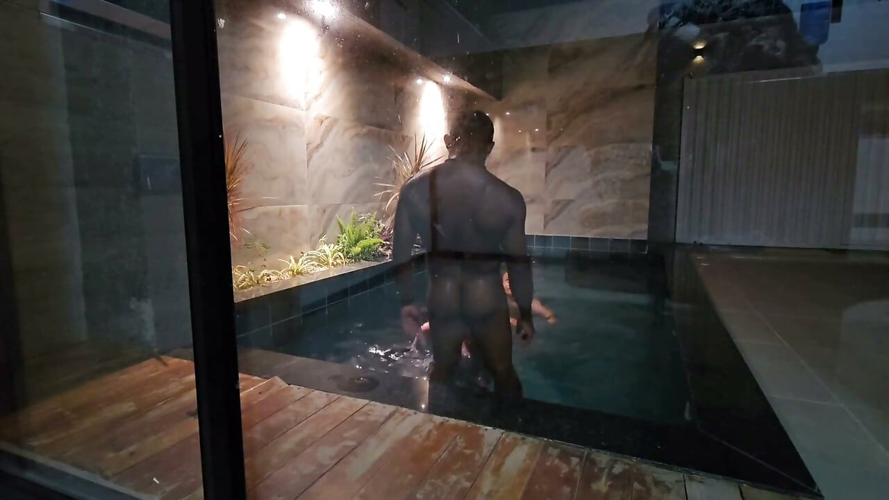 Tras El Baño En La Piscina, La Historia De La Amistad Termina Con Sexo Traicionando La Confianza De La Amiga Al Entregársela