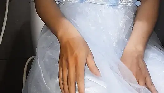 Mavi nedime elbisesi giyen travesti boşalma