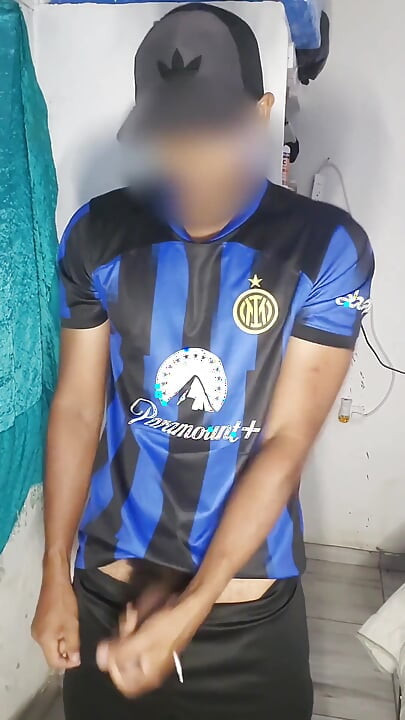 खूप मोठ्या लंडाची हस्तमैथुन केली जाते