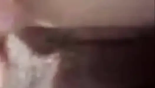 Азиатская девушка демонстрирует свою киску и большую грудь