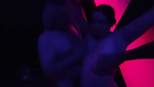 Gangbang bdsm hardcore. Pria ngentot wanita yang diikat dengan rantai dan ranjang.gangbang.