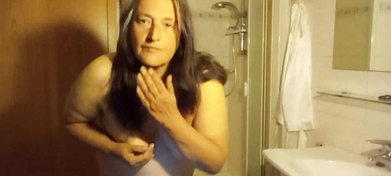Svakodnevni pogled vani - Eva pokazuje svoju prirodnu Rubensovu figuru u kupaonici