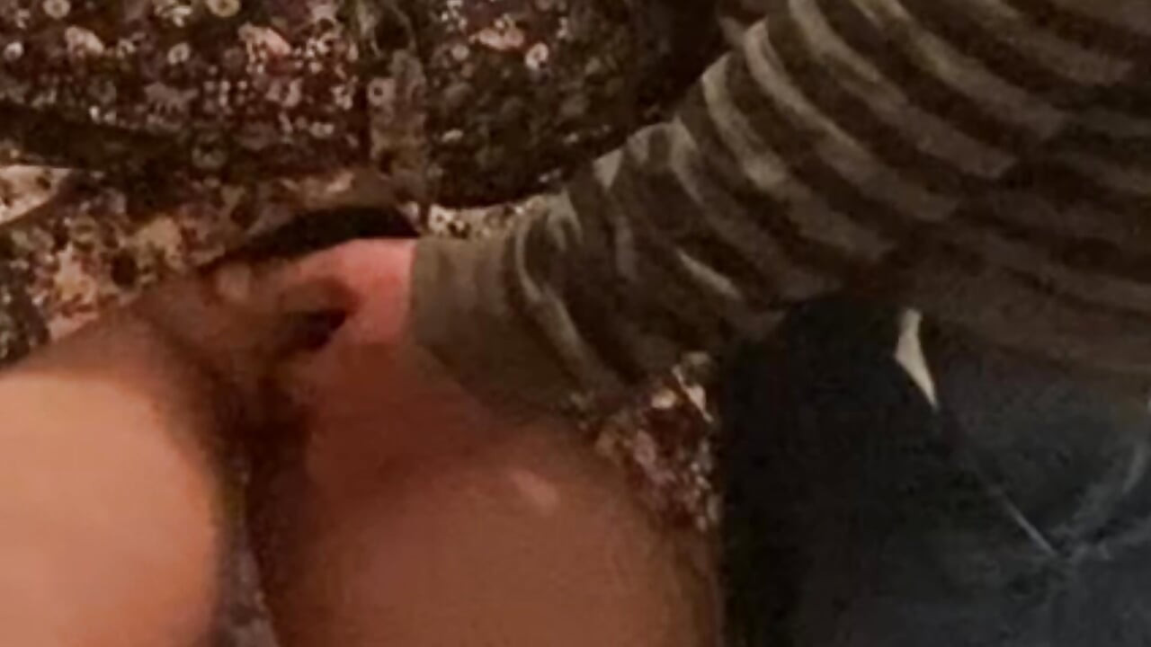 Il exhibe sa chatte pour se doigter