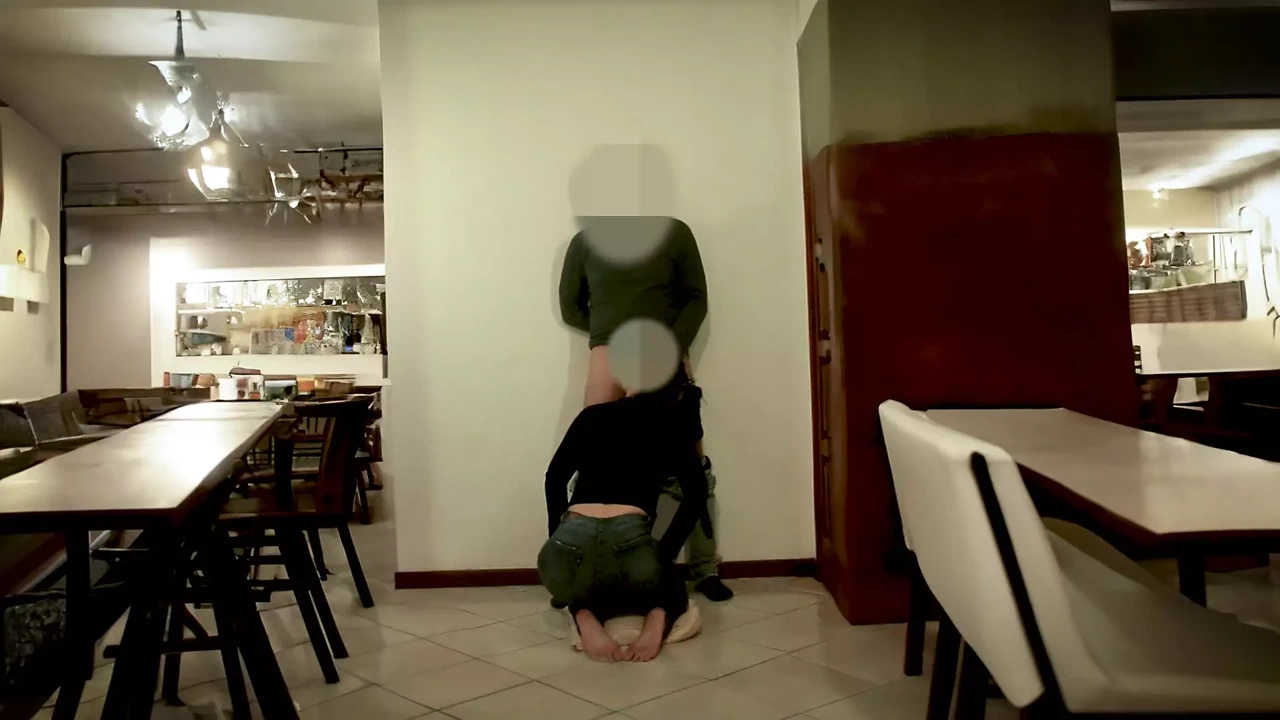 已婚女服务员在下班后给她的老板口交。