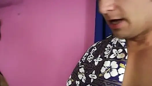 Zierliches teen ist hier, um seinen schwanz zu reiten und ihn überall zum kuscheln zu bringen