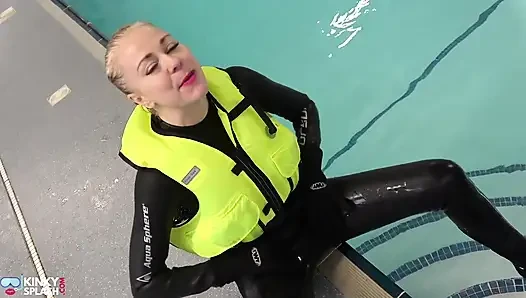 Neoprene Lust: Aksi hot lesbian snorkel di kolam renang