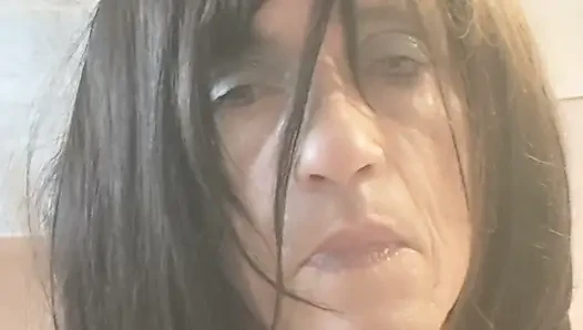 İlk makyajım ve uzun saçım. Seksi iç çamaşırı büyük bir dildoya biniyorum. Kim beni makyajlı ve saçlı seviyor?