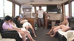 Młode Japonki na prywatnej imprezie erotycznej z właścicielami firm na łodzi, szalony japoński amatorski seks