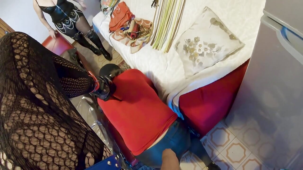 Mlle Katryn, Kika et Esclave O dans un nouvel appartement