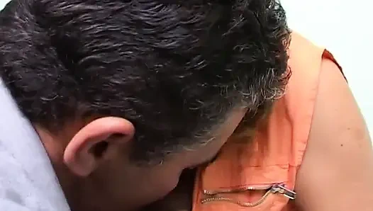 Трах в задницу для волосатой тела блондинки с плоскими сиськами и спермой на ее сиськи, окончание