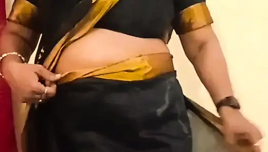 Lux si istri hot india dengan kain sree hitam lagi asik pamer pantat bahenol dan memek berbulunya!