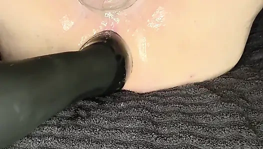 Сара пробует фистить мою задницу, кончает меня огромным дилдо