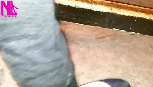 Menjuntai di Flat Balet Biru di bar