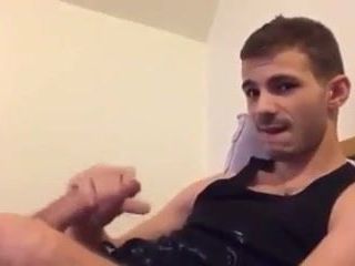 Sexy chlapec střílí velkou nálož na své černé tričko