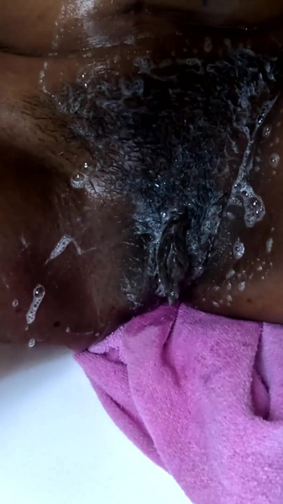 Dünne INDERIN RASIERT IHRE haarige vagina | Clip 1