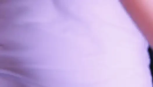 Kontrolünü kaybedene kadar çılgınca sert yarağının üzerinde zıplıyor.