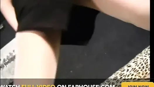 Schöne sexy geile amateur-MILF mit kleinen titten masturbiert ihre haarige muschi mit einem dildo