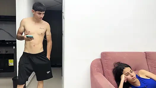 Film izlerken üvey kız kardeşimi şaşırttım, penisimi doğrudan ağzına koydum ve o da onu fahişe gibi emdi.