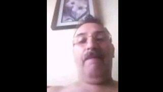 Equatoriano com tesão masturbando o papai