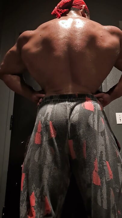 Hot Muscular Bodybuilder Poses and Flexes Naked