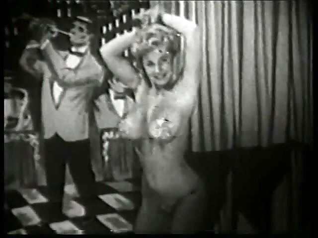 Sexy vintage babe med kæmpe bryster på scenen, der ryster sin røv