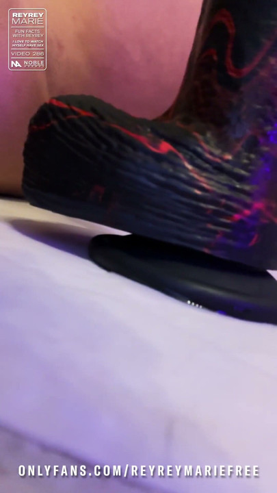MILF ReyRey goza duro cavalgando um BBC DILDO | Clipe 3