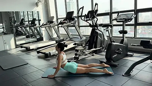 Йога в шортах крошечной попки в спортзале