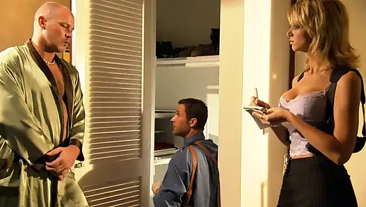 Cewek kulit hitam menikmati air mani di mulut