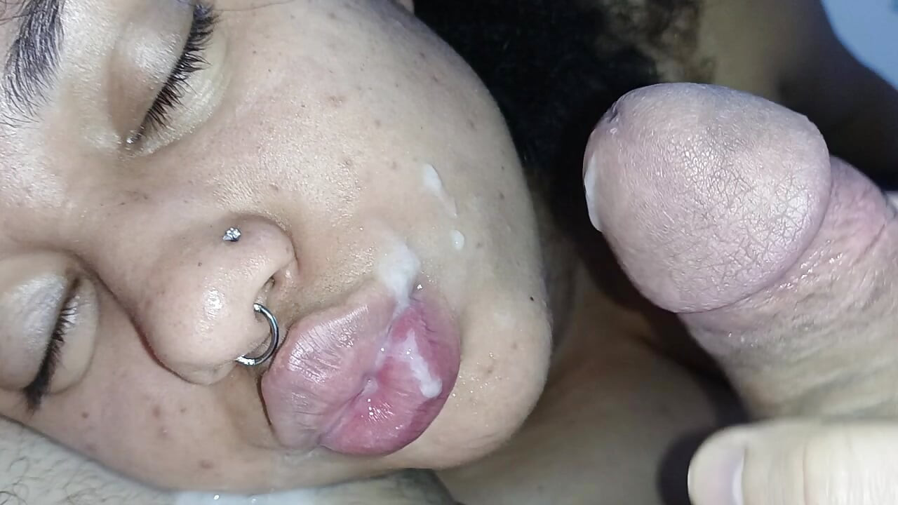 DÉLICIEUX CREAMPIE SUR LE BEAU VISAGE DE CETTE SALOPE GOURMANDE
