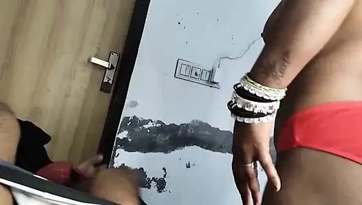 Video viral tante seksi india kepergok lagi nonton video mesranya di ponsel - permainan peran istri hot india!