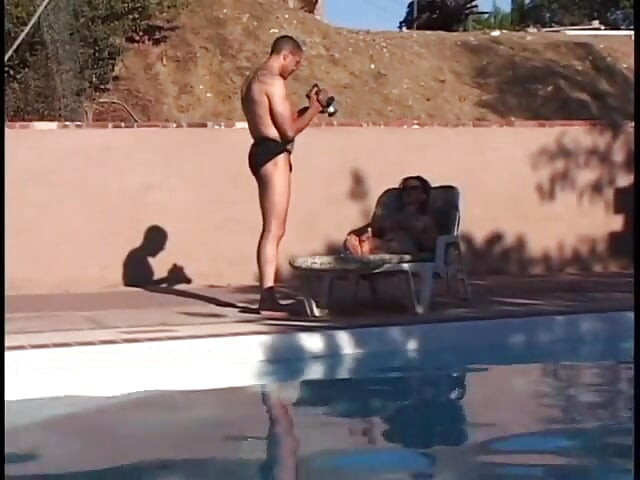 Un groupe de mecs au bord de la piscine baise la brune à tour de rôle