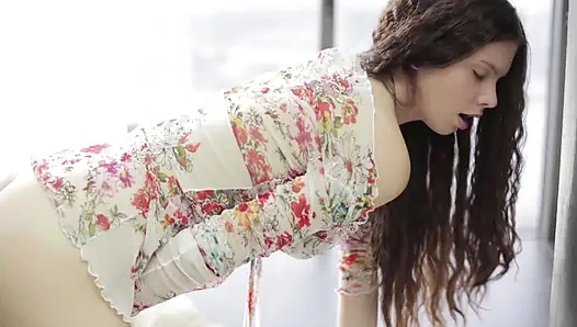 Heißes mädchen, ganz alleine, steckt den dildo tief in ihre muschi und masturbiert